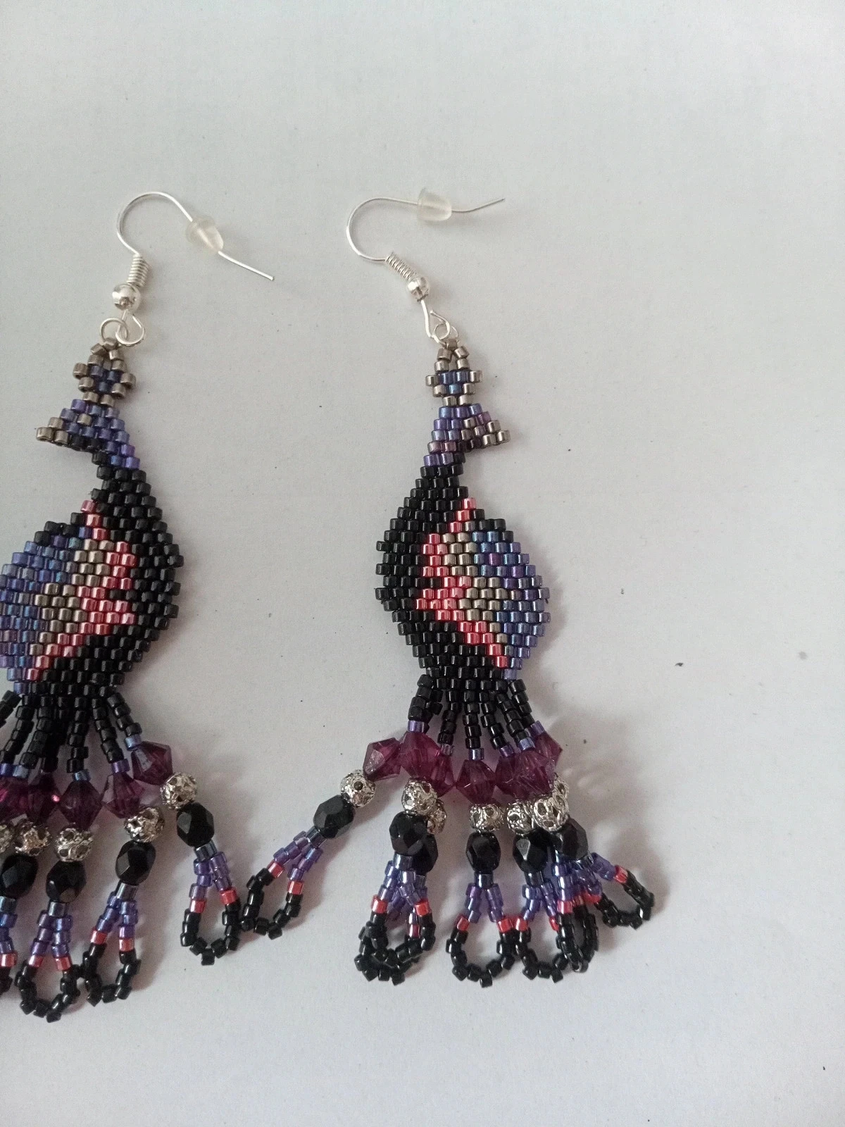 Brincos pendentes de pavão em contas miyuki delica violeta e preto – photo 3